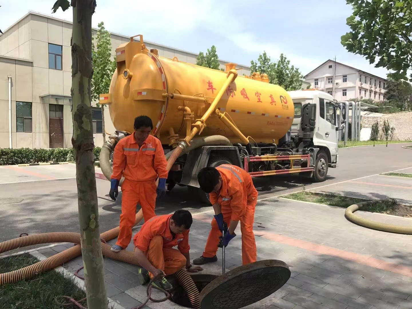 正安管道疏通车停在窨井附近