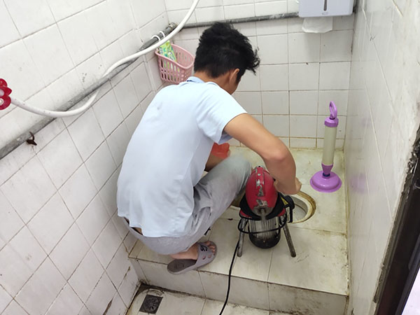 正安管道堵塞冒臭气 专业师傅现场解决问题