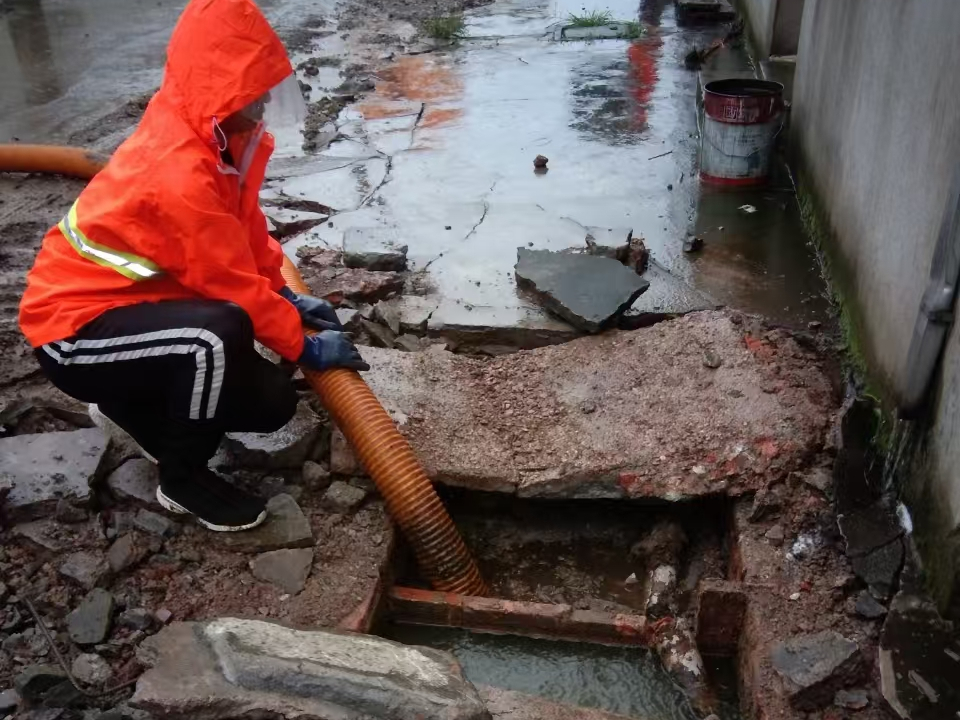 正安专业清理污水池 炜誉市政以规范流程守护城市 “肠道”