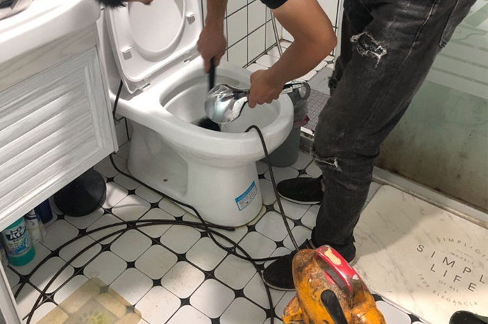 正安马桶堵塞自己疏通还是找师傅?专业上门服务让你省时更省心